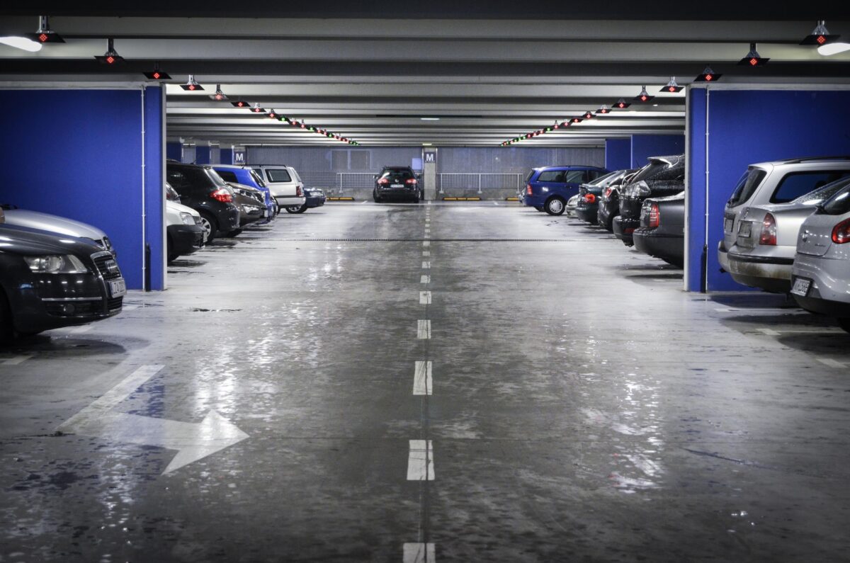 Zwischen Mindeststandard und Komfort: Wann ist ein Tiefgaragenstellplatz mangelhaft?